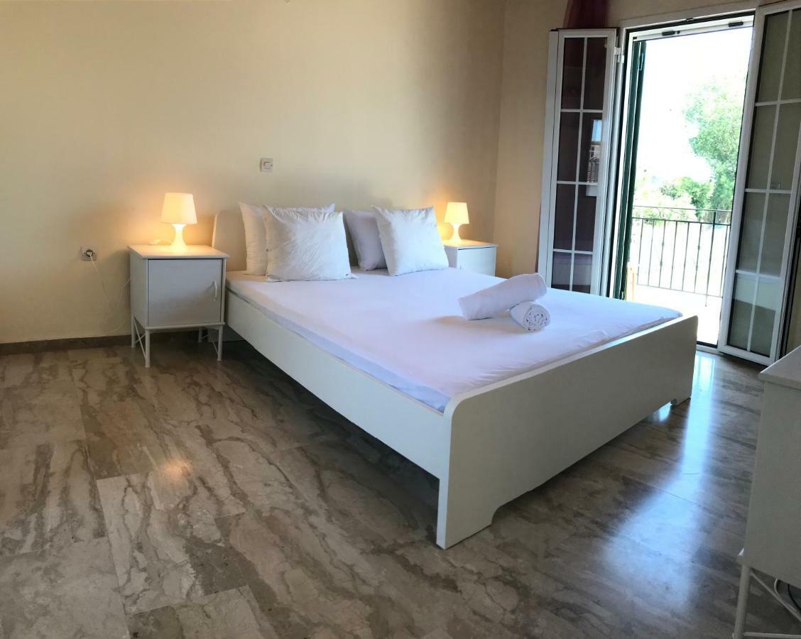Wooden Ceiling Apartment - Close To City Center Kanali  Luaran gambar