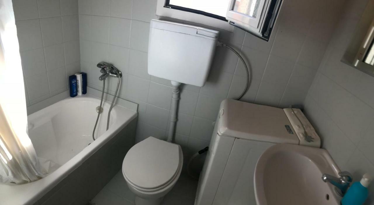 Wooden Ceiling Apartment - Close To City Center Kanali  Luaran gambar