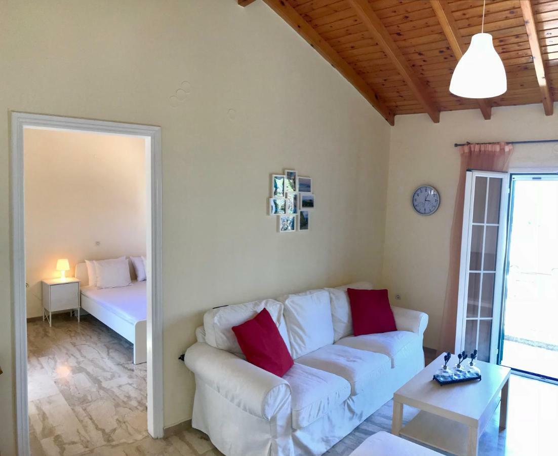 Wooden Ceiling Apartment - Close To City Center Kanali  Luaran gambar